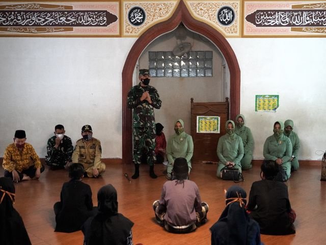 berbagi kasih dengan Yatim piatu dan dhuafa , mencintai dan mengasihi anak yatim , merintis karir sejak dibawah