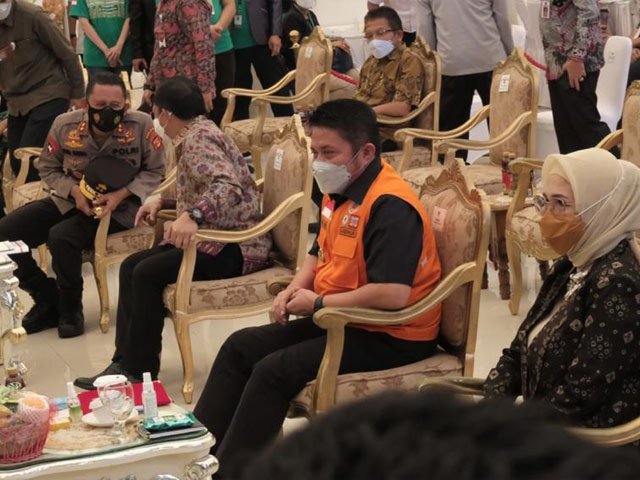 meningkatkan jumlah pemeriksaan , pembatasan kegiatan masyarakat , upaya menurunkan angka kematian