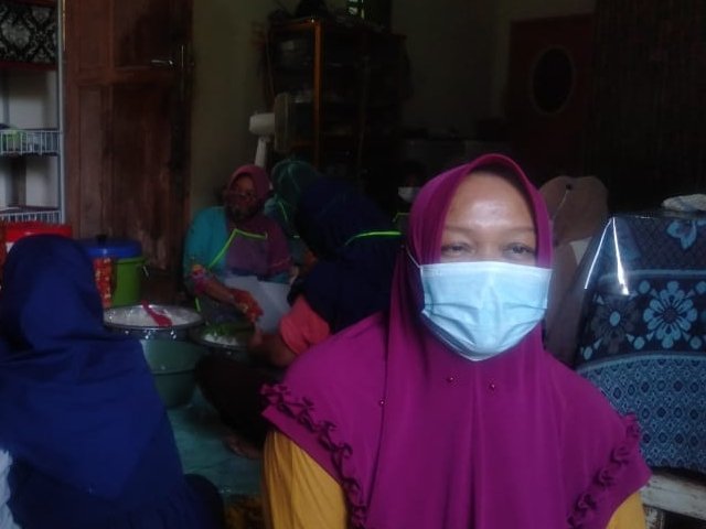 Ibu-ibu Kampung Sungai, mensupport kegiatan TMMD