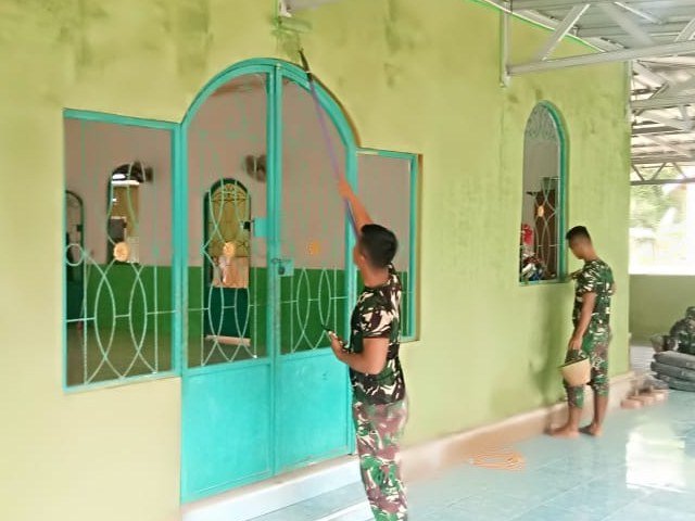 cat warna hijau , masjid ini sudah di rehab