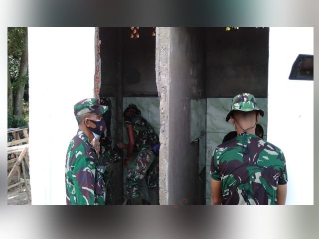 antusias saat bergotong royong , pembangunan MCK , pemukiman warga kampung Jawi