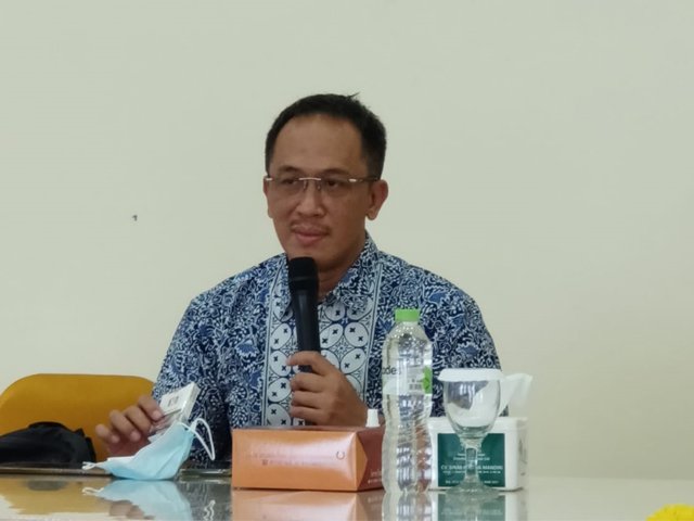 ancaman hukuman penjara , penggunaan identitas partai , perbuatan yang bertentangan