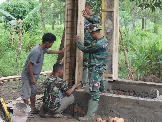 pembangunan MCK , tahapan pembangunan tiang , warga bergotong royong , Wujud Sinergi Membangun Negeri
