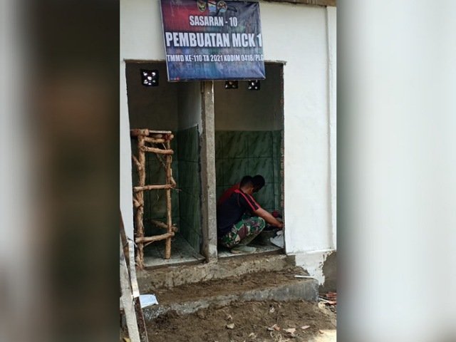 menerapkan pola hidup bersih , pembuatan MCK