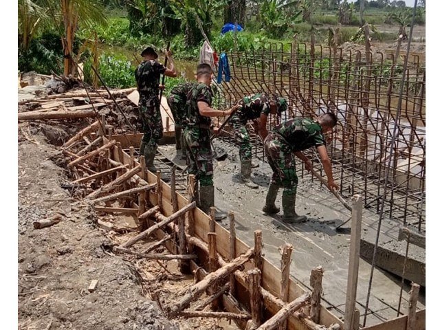 Pengerjaan Jembatan Masuk Tahap Dua Pengecoran , Pengerjaan jembatan sepanjang 12 meter , Sasaran Fisik TMMD ke 110