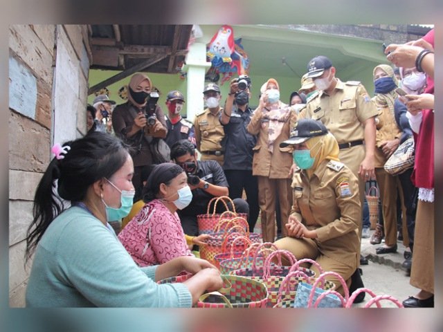 Kunjungi Pengrajin Tali Meiwa, Fitri Akan Bantu Terkait Pemasaran