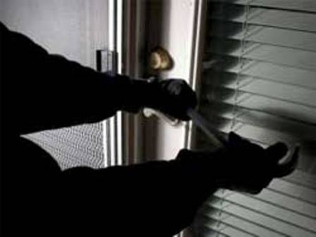 aksi pencurian , mencuri di rumah kosong , pelaku merusak pintu rumah , rumah dalam keadaan kosong