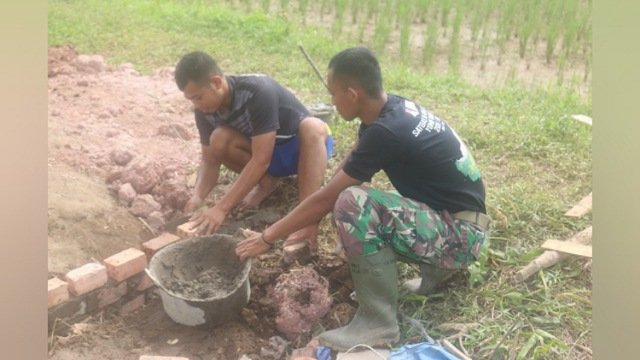 jalan menuju ke MCK , pembangunan MCK , penopang bagian atas MCK