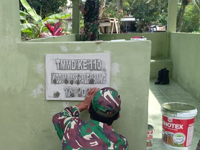 pembuatan poskamling kampung jawi , plakat di dinding poskamling , salah satu program fisik