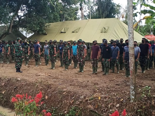 pembagian tugas dari pimpinan , program membina masyarakat , TMMD Ke-110 Apel Pagi dan Berdoa