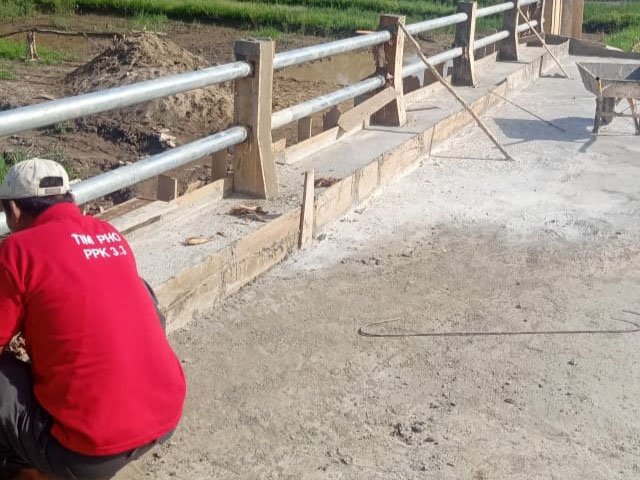jembatan penghubung , pemasangan tiang pembatas , tiang pembatas
