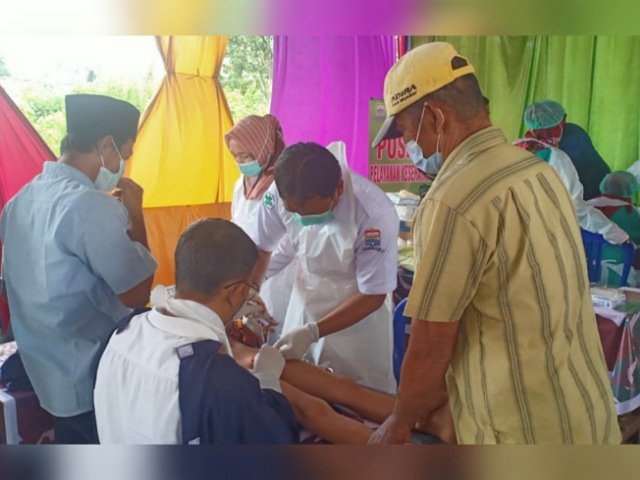 Kegiatan bakti sosial di lokasi TMMD , posko sunat massal , sunatan massal , TMMD Wujud Sinergi Membangun Negeri