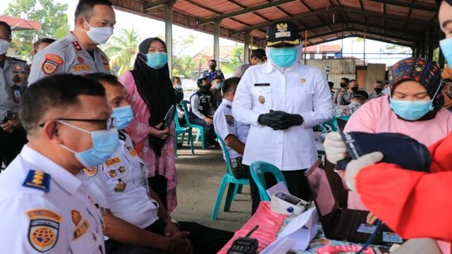 antri menunggu di vaksin