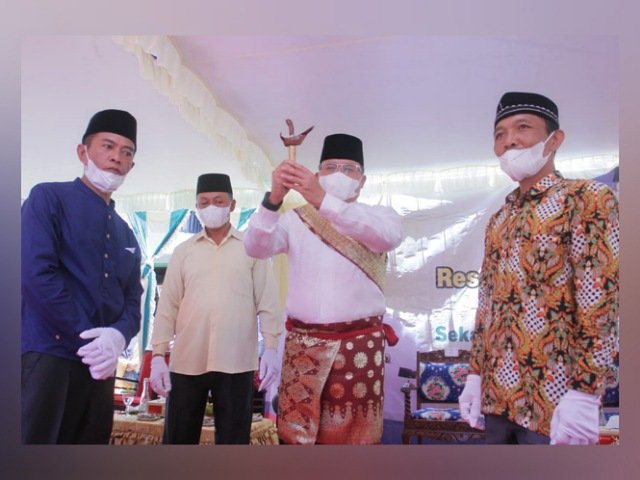 Tomas Muaraenim Beri Gelar Hingga Sematkan Keris ke Dodi Reza