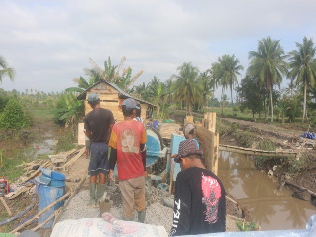 dua tiang penyangga , menghubungkan antara permukiman warga , Pembangunan jembatan penghubung