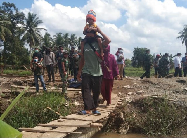 jembatan penghubung antara warga , Pengerjaan jembatan sepanjang 12 meter