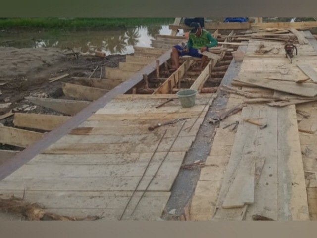jembatan penghubung antara warga , melakukan penganyaman , penghubung antar dua wilayah