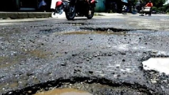 jalan yang berlubang, penyebab ban motor rusak, ban motor bocor
