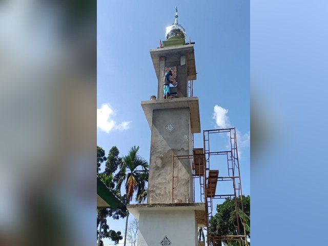 memasang kubah di atas menara masjid , Menara Masjid Nurul Iman , pembangunan menara masjid