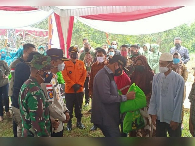 Pembagian Sembako Ke Masyarakat , pembangunan perekonomian masyarakat secara terpadu , TNI Manunggal Membangun Desa