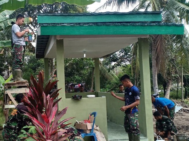 pembangunan pos kamling, pengecatan pos kamling, tahap finising sasaran tmmd