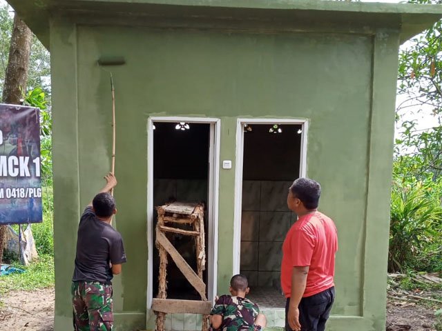giat gotong royong bersama warga , membangun infrastruktur , Pembangunan MCK komunal