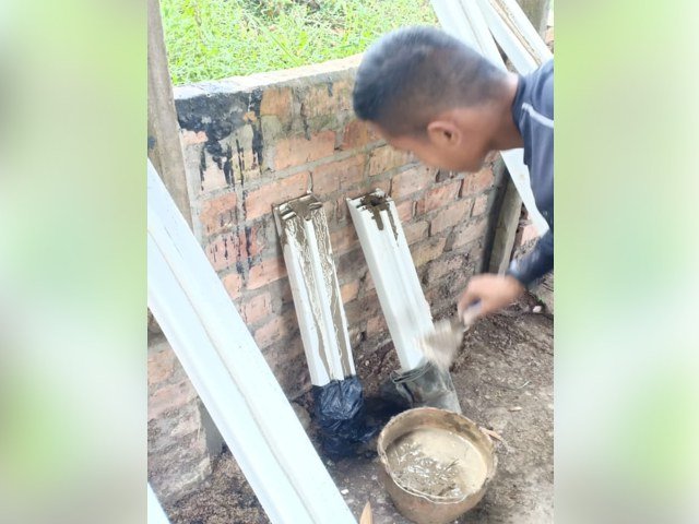 pemasangan kusen plastik , Pembuatan MCK Komunal , pengerjaan target sasaran pembangunan