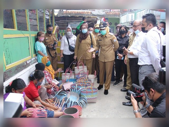 pengrajin tas keranjang anyaman