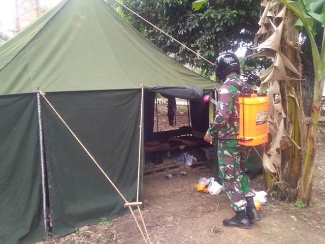 lakukan penyemprotan disinfektan , tenda tempat beristirahat