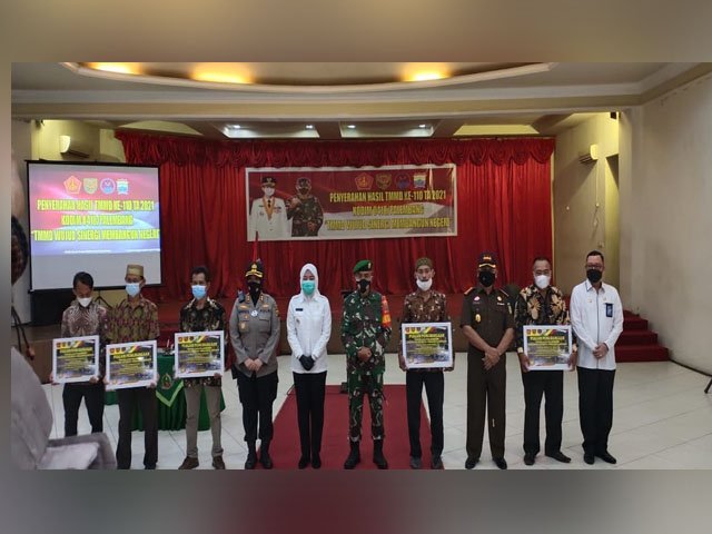 penyerahan piagam penghargaan