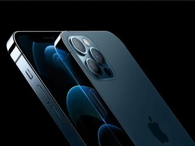 produk iPhone pertama
