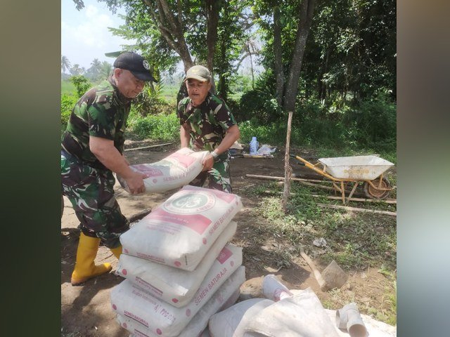 kekurangan pasokan semen , Pembuatan MCK Komunal , tahapan plaster dinding