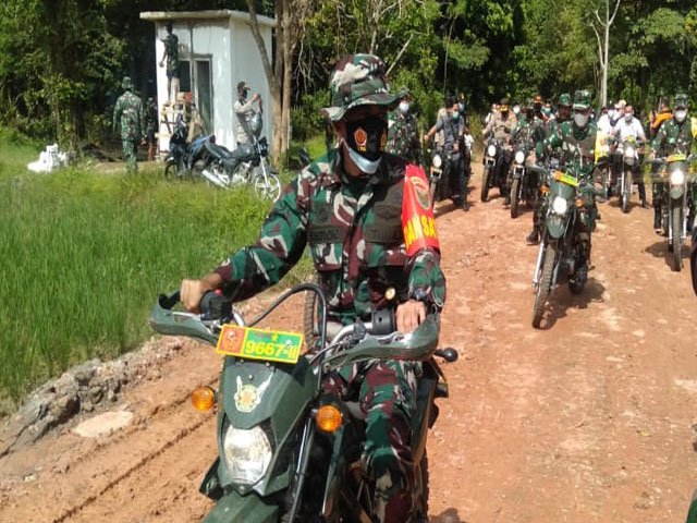 tinjau lokasi pembangunan