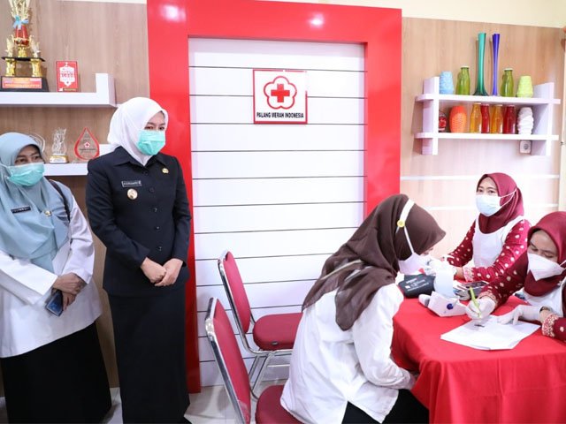disuntik vaksin , PMI termasuk pelayan publik , vaksinansi dosis pertama
