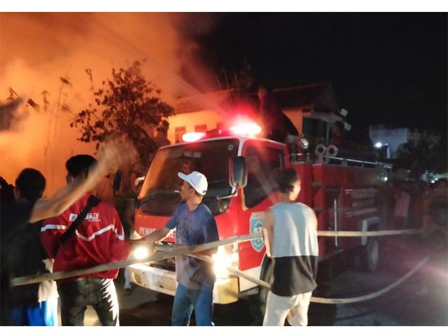 proses penaklukan si jago merah, amukan si jago merah
