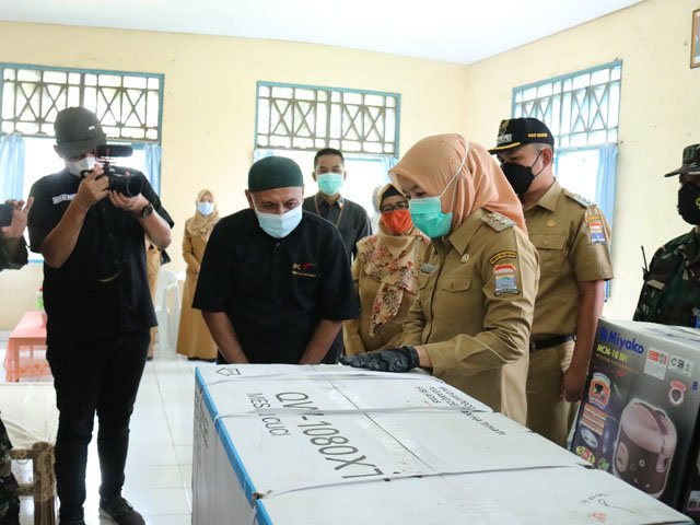 panti lansia harapan kita, pemberian paket sembako dan alat elektronik