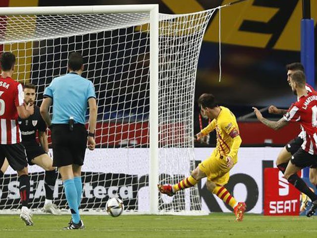 Barcelona merebut trofi pertama , bintang asal Argentina , menyapu bola , messi menciptakan gol istimewa