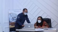 Suasana di Markas LamanQu Palembang, Tampak Afandi Mulya Kesuma (kiri) Sedang menjelaskan Kepada Rita Sitorus (Kanan) Terkait Checklist Syarat Diusulkan untuk Dinilai Dalam Verifikasi Dewan Pers