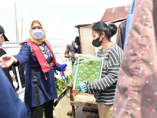 bantuan paket sembako , hidup dalam keterbatasan , menggunakan speed boad