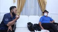Nopriansah (Kiri) Reporter LamanQu dan Akhmad Jauhar Tim Dewan Pers Saat Berkunjung Di Kantor LamanQu dalam Rangkaian dan tahapan kegiatan verifikasi Media di Palembang Sumsel