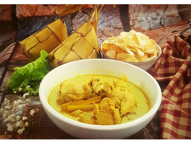 ketupat dan opor ayam , ketupat menggambarkan keseimbangan alam , makanan khas saat Lebaran