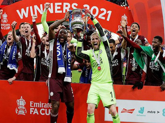 Final Piala FA , Keberhasilan Pertama Leicester , pertandingan pamungkas di Liga