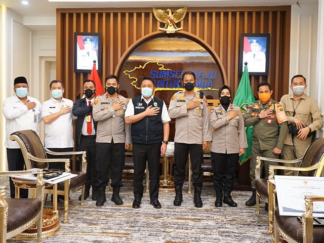 membantu masyarakat korban kebakaran , Penghargaan dari Gubernur , Piagam Penghargaan