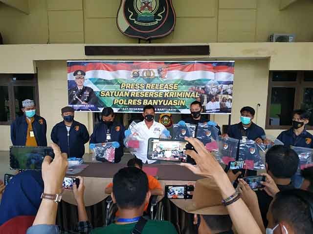 Barang bukti pelaku penganiayaan