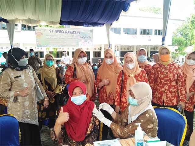 efek negatif dari penggunaan vaksin , Program vaksinasi COVID-19 , UPTD Puskesmas Lais , vaksin halal dan aman , vaksinasi massal