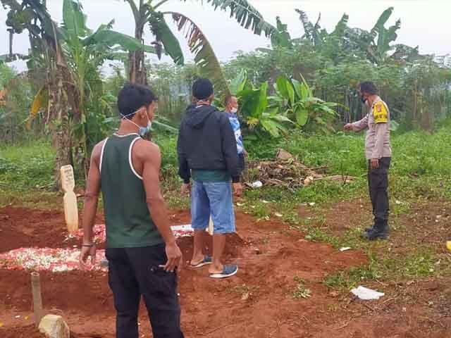 bekas APD berserakan di pemakaman , lokasi pemakaman yang viral , Posting di media Sosial