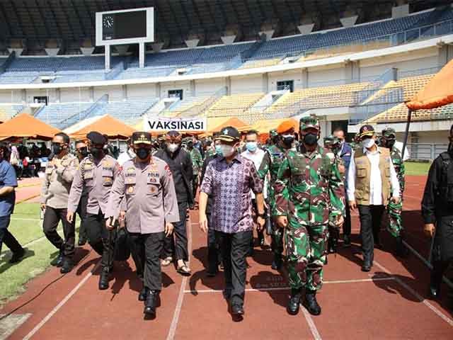 pelaksanaan vaksin di lapangan , program vaksinasi , Stadion Gelora Bandung Lautan Api