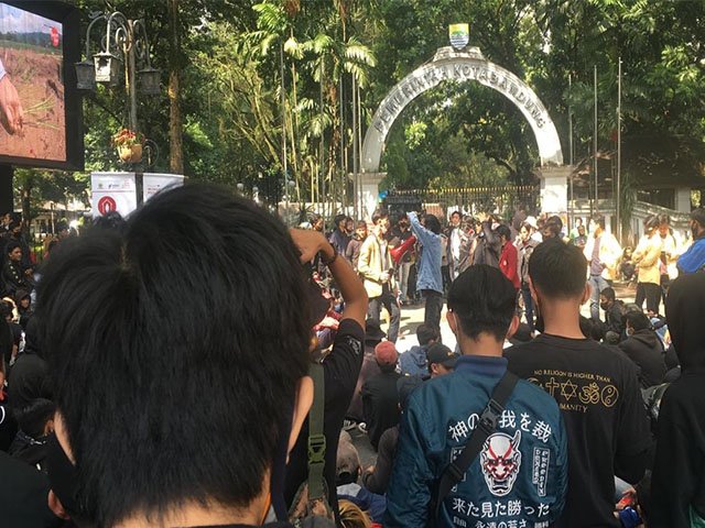 Menangis Akibat PPKM , mengarahkan unit water canon ke massa , poster bertuliskan penolakan PPKM