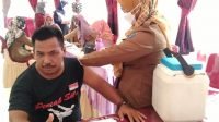 Suprianton Ketua Cabang PSHT OKI dapat giliran Divaksin sebagai inisiasi vaksinasi massal tersebut dari ribuan anggota PSHT di Kabupaten OKI