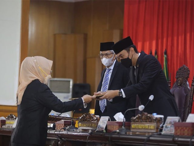 memberikan tunjangan bagi tenaga pendidik , pendapat akhir fraksi-fraksi , Raperda Pertanggungjawaban Pelaksanaan APBD
